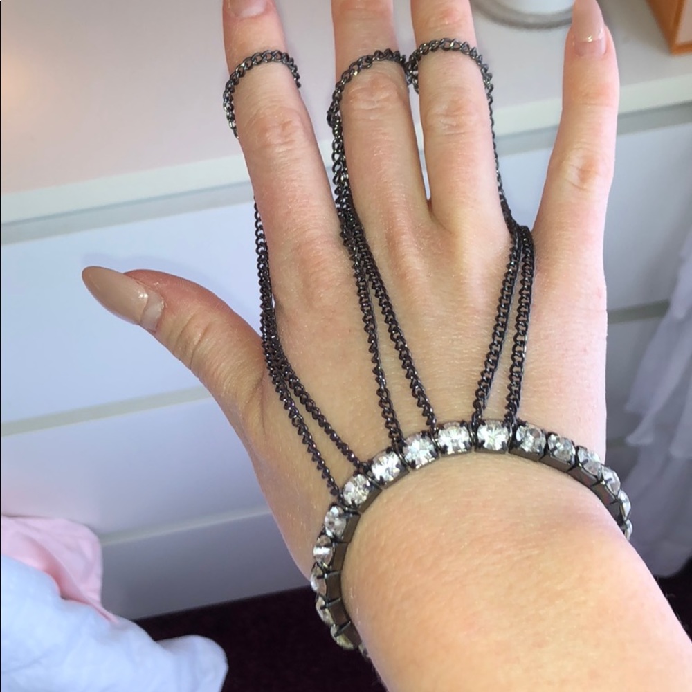 Finger chain bracelet